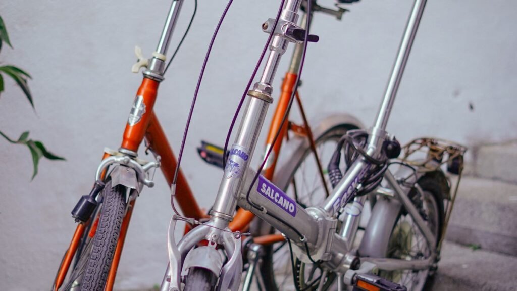 Bicicletas dobráveis estacionadas na cidade