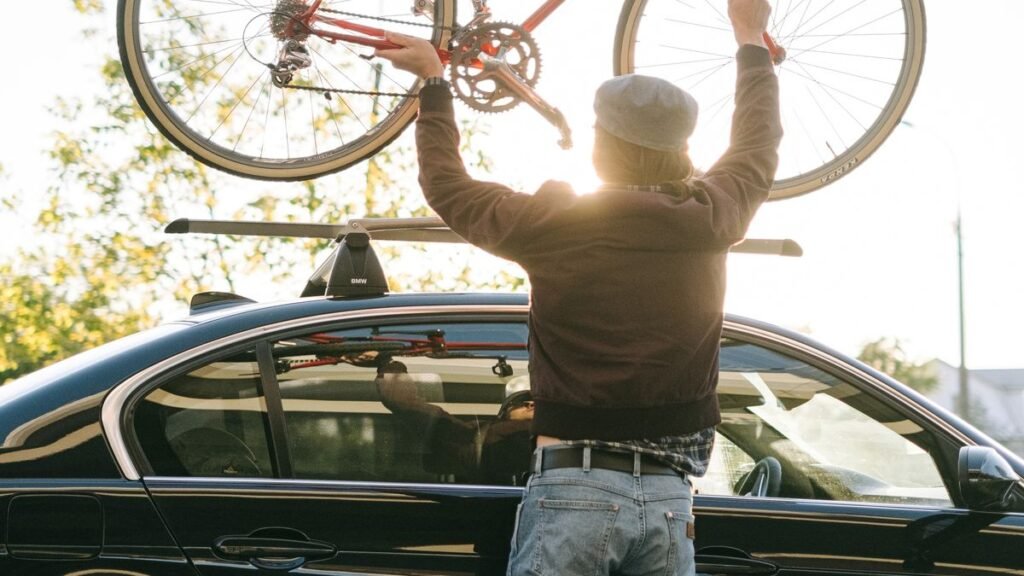 Suporte de bike para carro instalado no porta-malas para levar a bicicleta em viagem