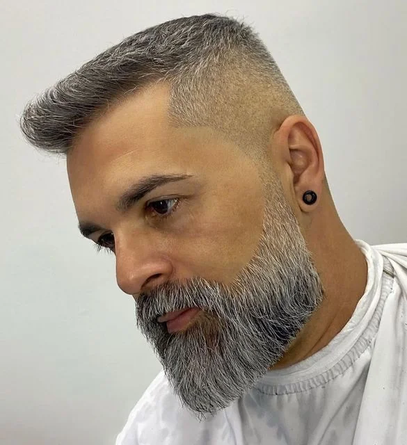 Barba grisalha curta — barba grisalha, exemplo 1