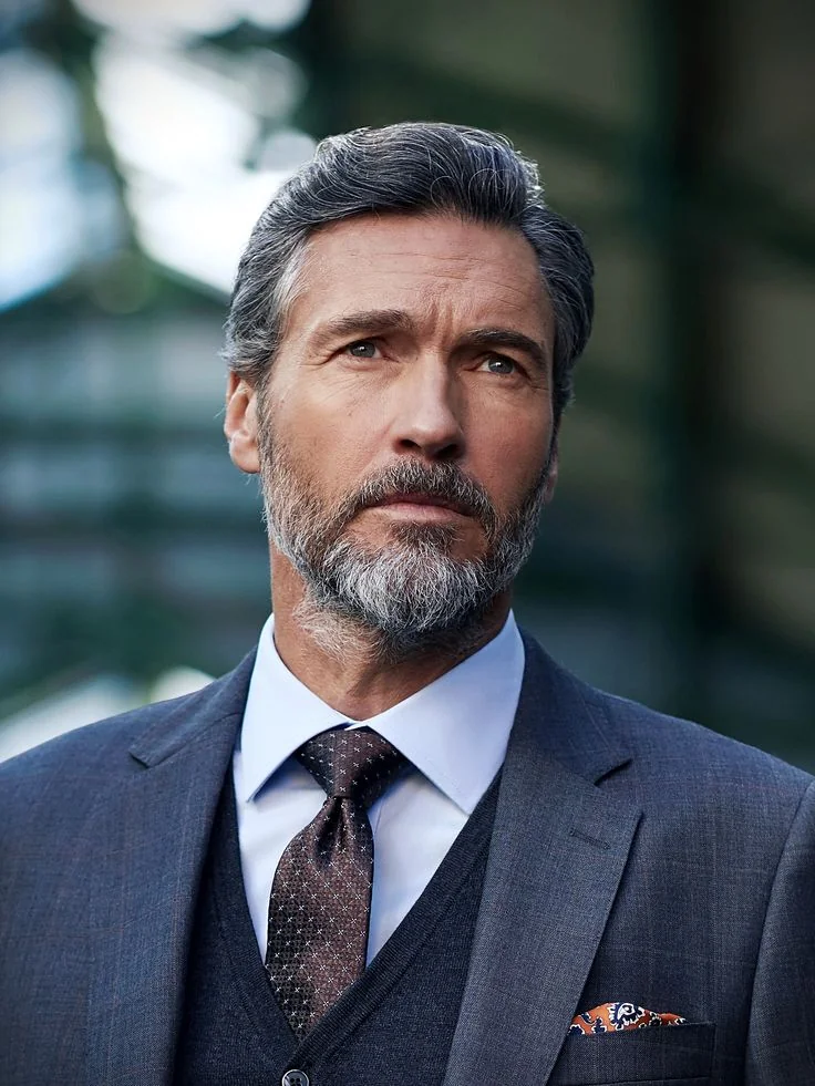 Barba grisalha aparada, estilo executivo — barba grisalha, exemplo 9