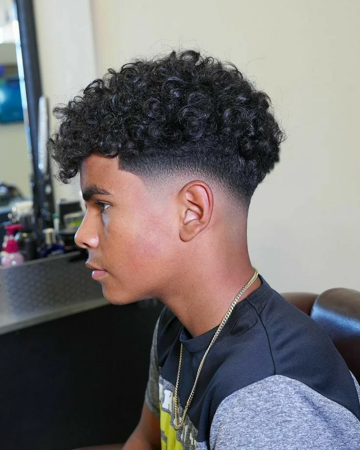 Degradê em cabelo cacheado e crespo — corte degradê masculino, exemplo 4