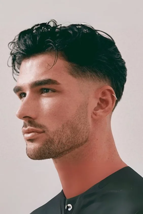 Slick back (penteado para trás) — corte old money masculino, exemplo 3