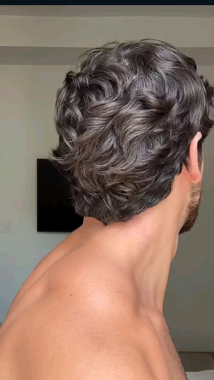 Comprimento médio, penteado natural — corte old money masculino, exemplo 6
