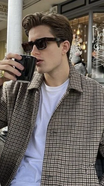 Comprimento médio, penteado natural — corte old money masculino, exemplo 8