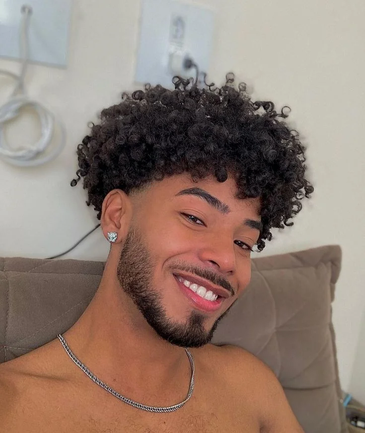Cacheado e crespo: volume como assinatura — corte de cabelo masculino, exemplo 4