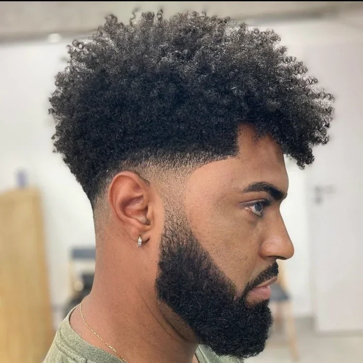 Cacheado e crespo: volume como assinatura — corte de cabelo masculino, exemplo 7