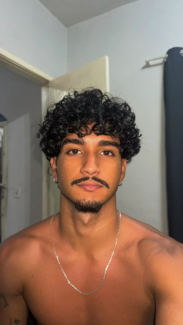 Cabelo médio texturizado: o despojado sofisticado — corte de cabelo masculino, exemplo 7