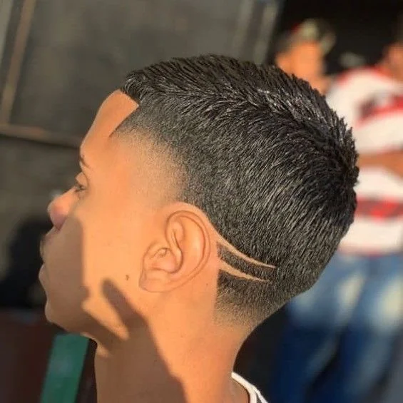 Low fade com risca lateral — low fade masculino, exemplo 1
