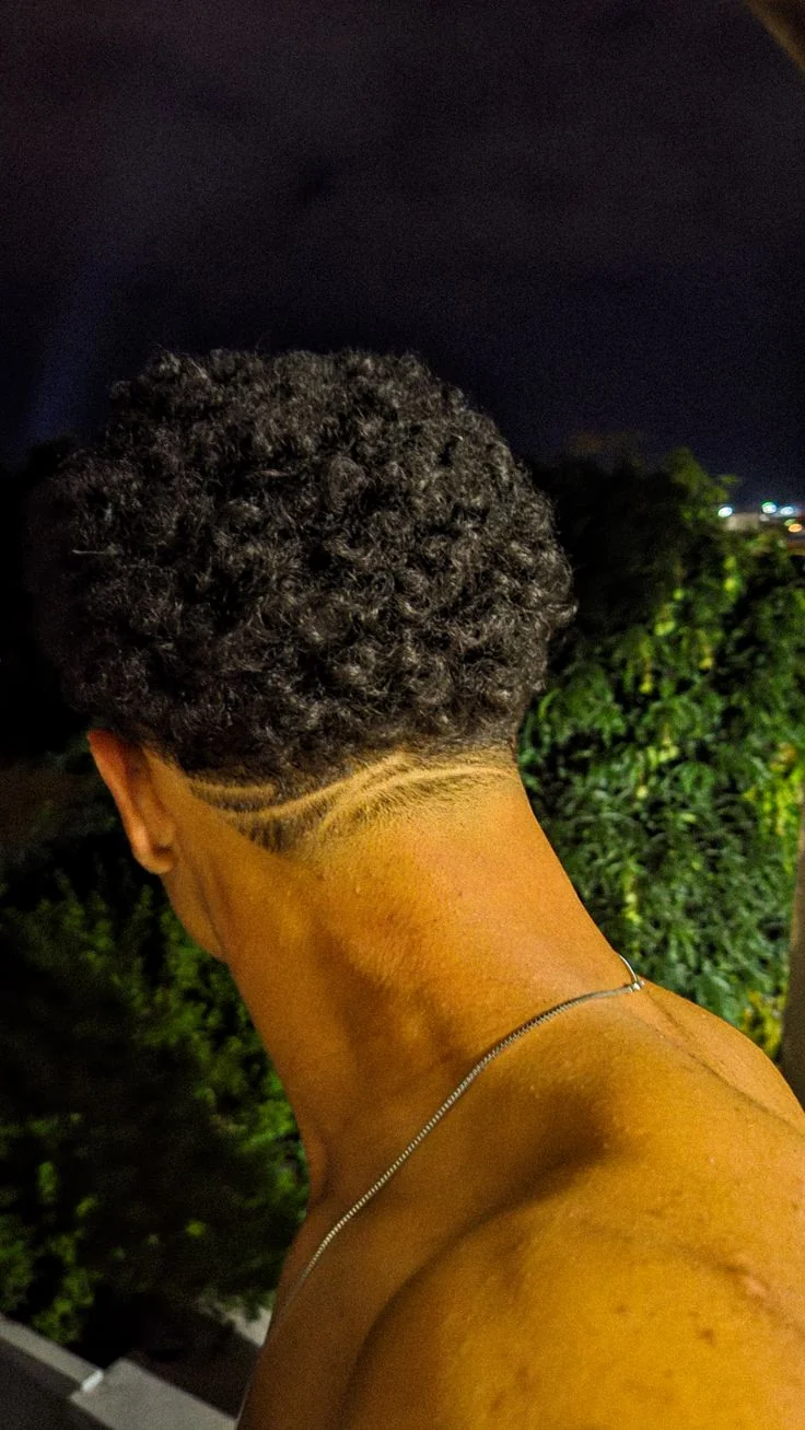 Low fade com risca lateral — low fade masculino, exemplo 5