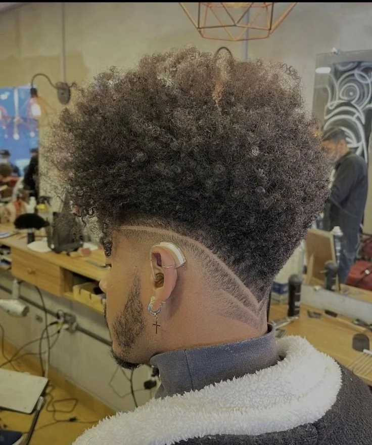 Low fade com risca lateral — low fade masculino, exemplo 9