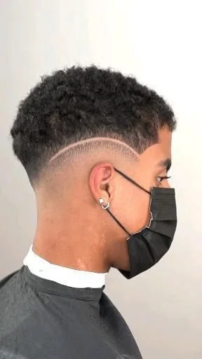 Low fade com risca lateral — low fade masculino, exemplo 10