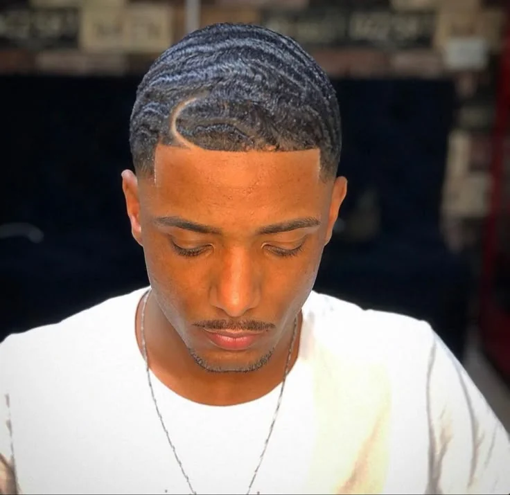 Low fade com risca lateral — low fade masculino, exemplo 12