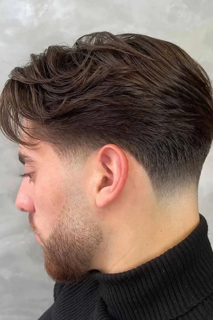 Low fade com topete e volume no topo — low fade masculino, exemplo 8